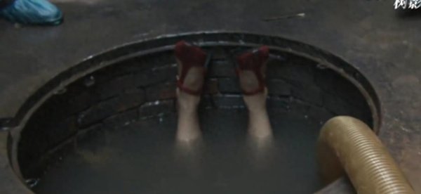 富邦配资 蓬头垢面，哭到干呕！《树影迷宫》44岁女配的哭戏，廖凡都压不住